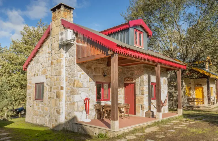 Imagem mostra uma das sete casas que fazem parte do alojamento Chão do Rio, na aldeia de Travancinha